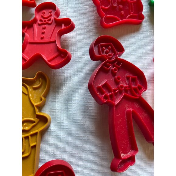 Vintage Christmas Thanksgiving Easter Holiday Cookie Cutter Set Plastic - Picture 13 of 16